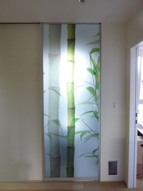 Bambusdruck im VSG-Glas, Ostsonne kann in den Raum eindringen, dahinter befindet sich der Abstellraum