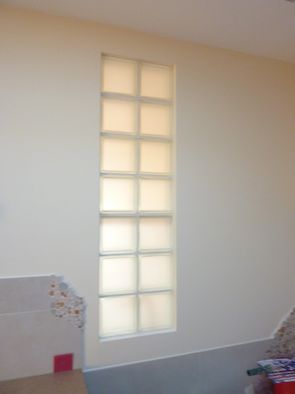 Durch die von Leitgeb & Leitgeb geplante Öffnung, verbaut mit Glasziegeln, kann Sonnenlicht elegant in den Raum eindringen